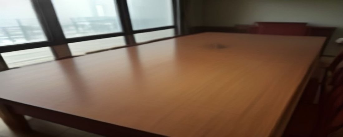 我附近的演唱会 演唱会现场全景照片，观众举起荧光棒在巨大舞台灯光下欢呼，酒红色与金色交织的视觉效果震撼